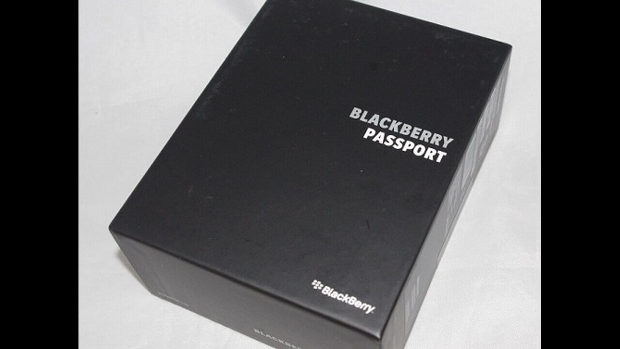 金色に輝くサイドフレームを採用したBlackBerry Passportの実機写真