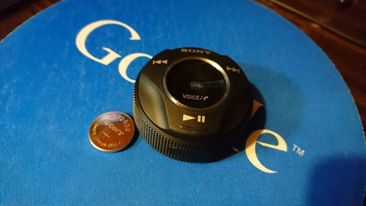 Sony製車載スマートフォンコントローラー「RM-X7BT」電源はボタン電池