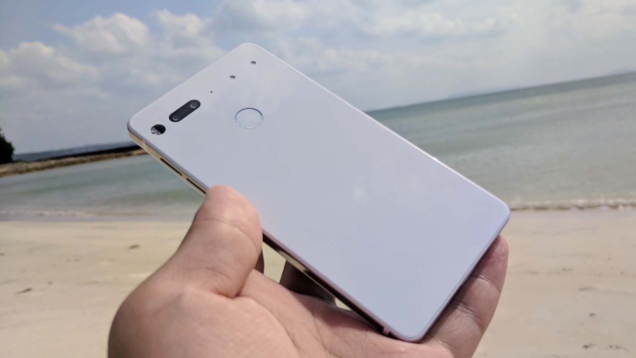 沖縄の砂浜よりもピュアホワイトな「Essential Phone」【レビュー】