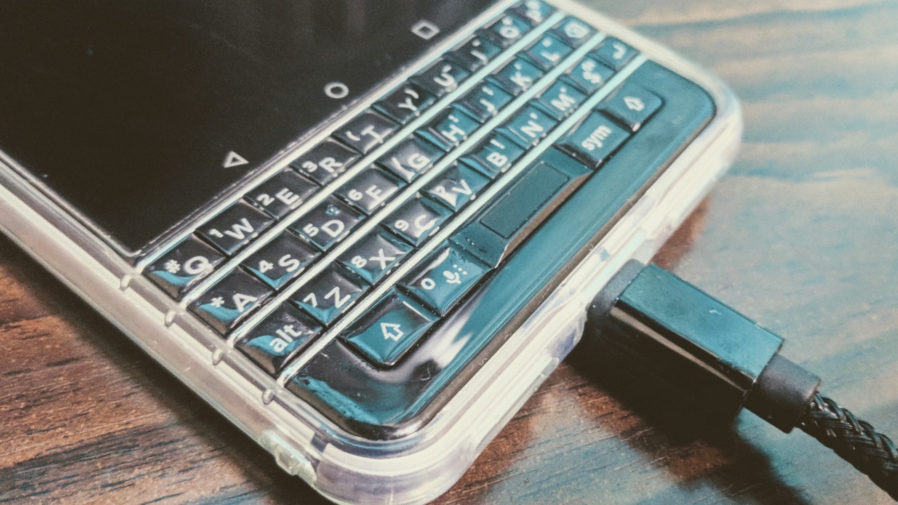 QWERTYキーボード搭載新世代BlackBerry型番「BBF100-x」存在確認