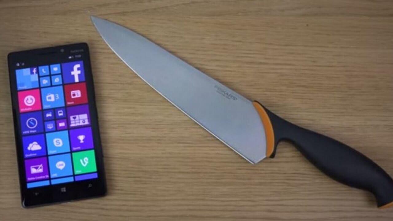 Lumia 930のGorilla Glass 3ディスプレイ耐久テスト動画ナイフで、、、